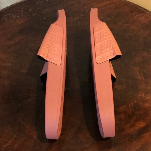 Adidas muted pink slides size 9 worn 1 time like new - Picture 3 of 4